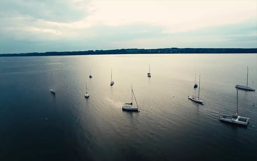 sail boats on the sea